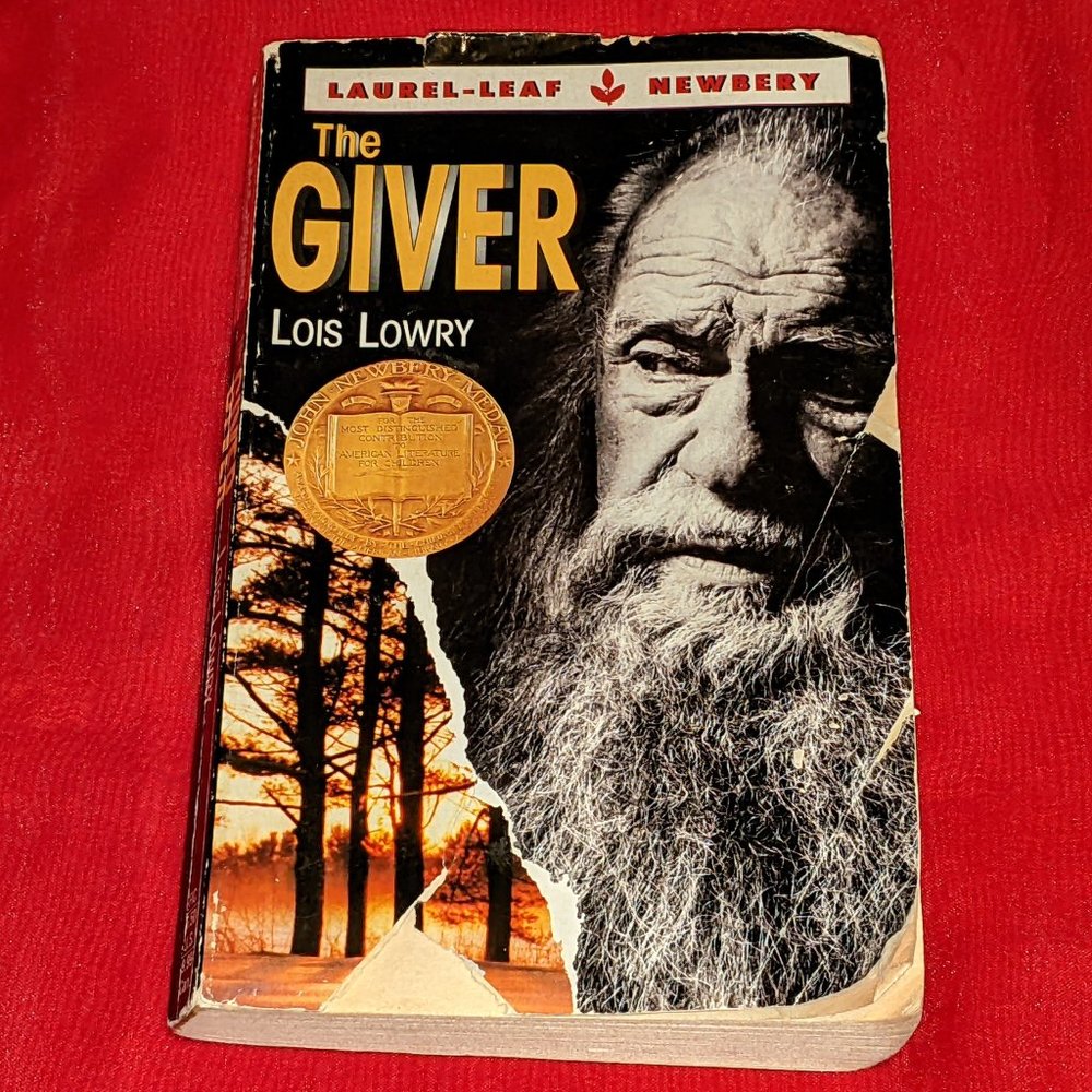 The Giver by Lois Lowry💥PRICE DROP💥